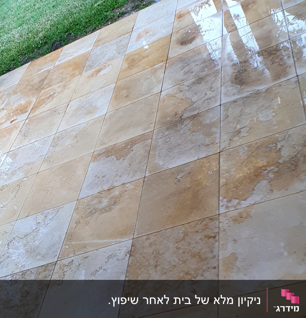 רצפה רטובה עם סימני ניקוי